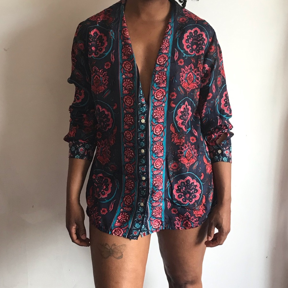 100% silk button down collar blouse.  Size Lrg